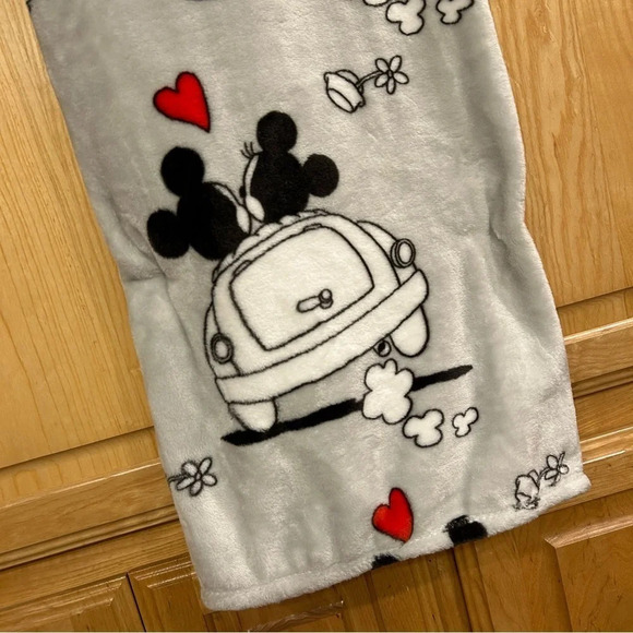 NWT! Mickey & Minnie Blanket - Picture 2 of 5